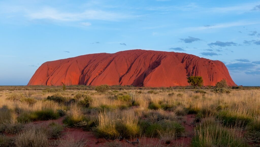 "Al norte del territorio los participantes del Working Holiday Australia podrán visitar este imponente monolito llamado Uluru Rock"