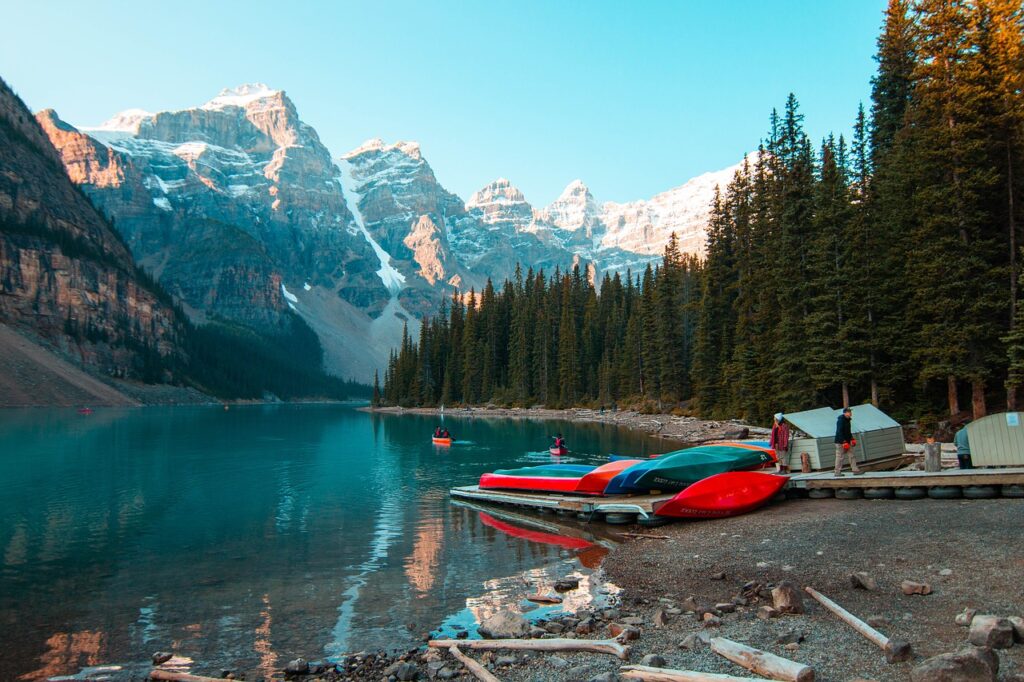 "Estudiantes internacionales cursando Coop programs pueden conectar con la naturaleza visitando los hermosos lagos en Banff, Canadá"