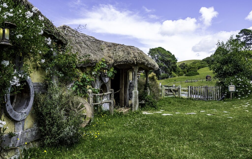 "Con una Working Holiday New Zealand podrás experimentar la magia de Hobbiton, la villa del Hobbit en Waikato"