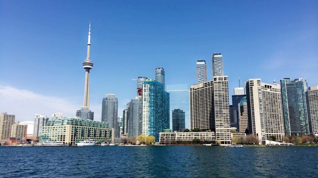 "Toronto, una de las ciudades más importantes y multiculturales de Canadá recibe a miles de estudiantes internacionales matriculados en Coop programs cada año"