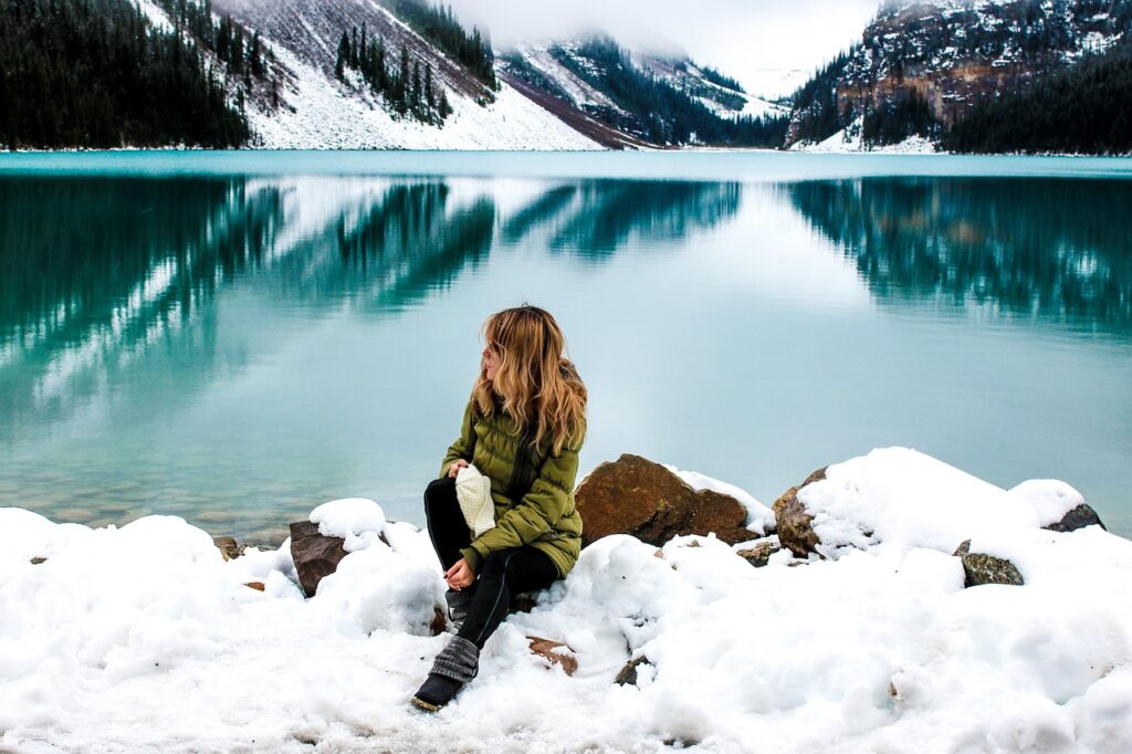 "Estudiante internacional haciendo trekking por los lagos de Banff después de haber culminado su Coop program en Canadá"